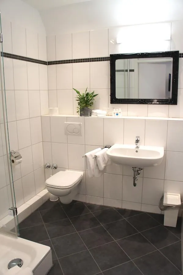 Kleine Villa Frankfurt Φραγκφούρτη 2*,